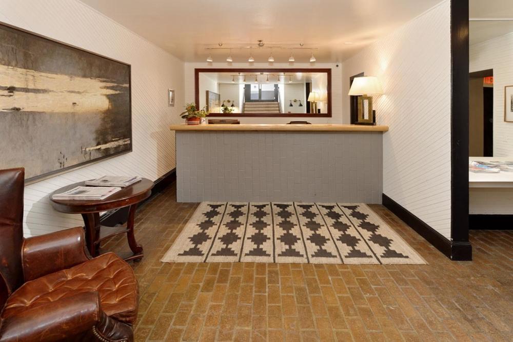 Independence Square 213, Spacious Hotel Room With 2 Queen Beds, Wet Bar, And Sitting Area Aspen Exterior foto