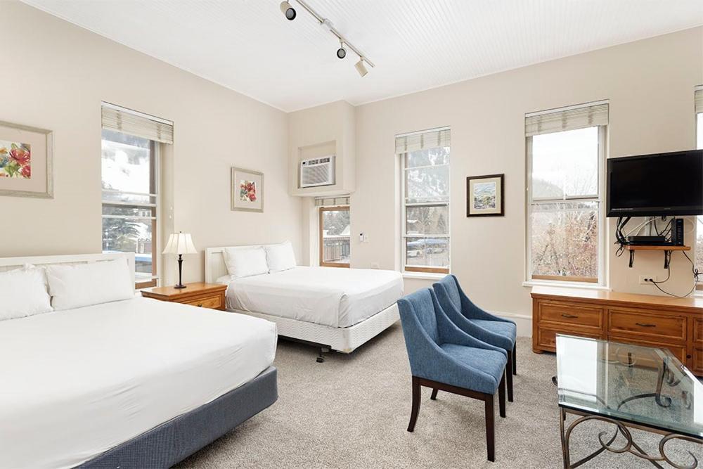 Independence Square 213, Spacious Hotel Room With 2 Queen Beds, Wet Bar, And Sitting Area Aspen Exterior foto